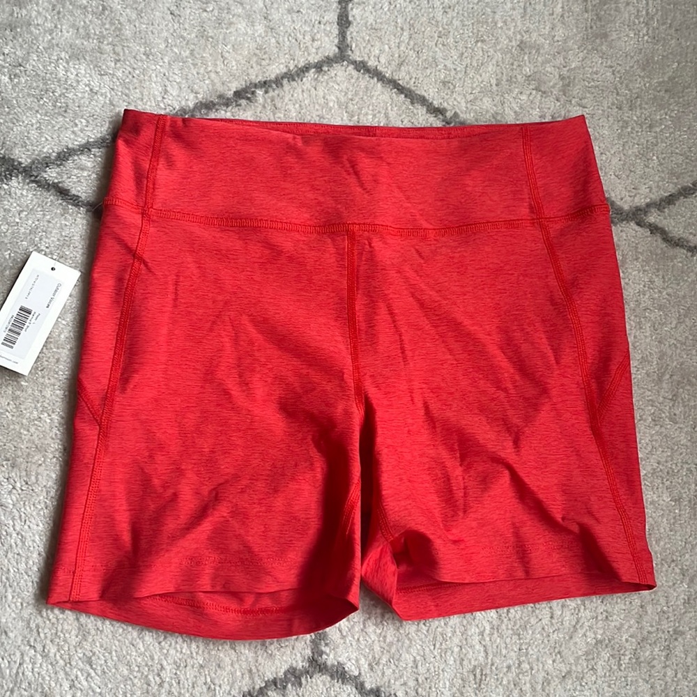 NWT. Outdoor voices warm up 5in short